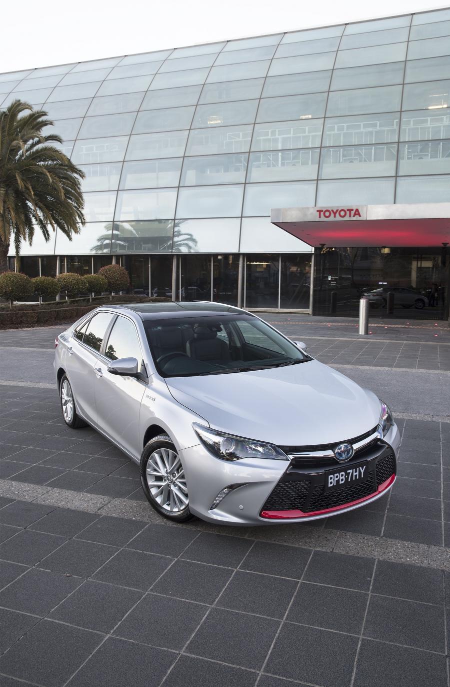  Toyota Camry Hybrid Commemorative Edition 2017 года  (AU) (фото 5 из 5)